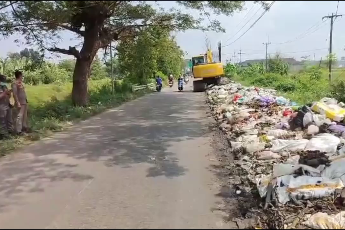 Tumpukan Sampah di Perempatan Ciledug Cirebon Dibersihkan, 25 Armada Dikerahkan