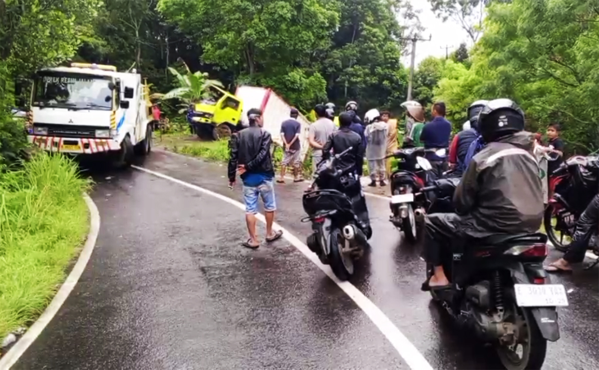 Evakuasi Truk Susu MBG Masih Berlangsung, Jalan Raya Cipasung Kuningan Ditutup Sementara 