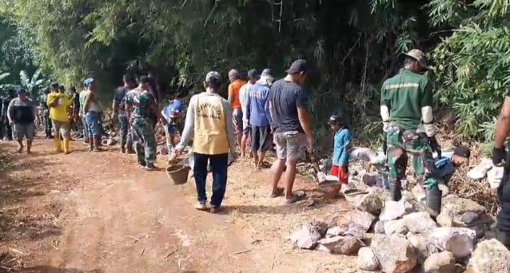 Kembalinya Tradisi Gotong Royong di Desa Kubang Melalui Program TMMD Kodim 0620/Cirebon