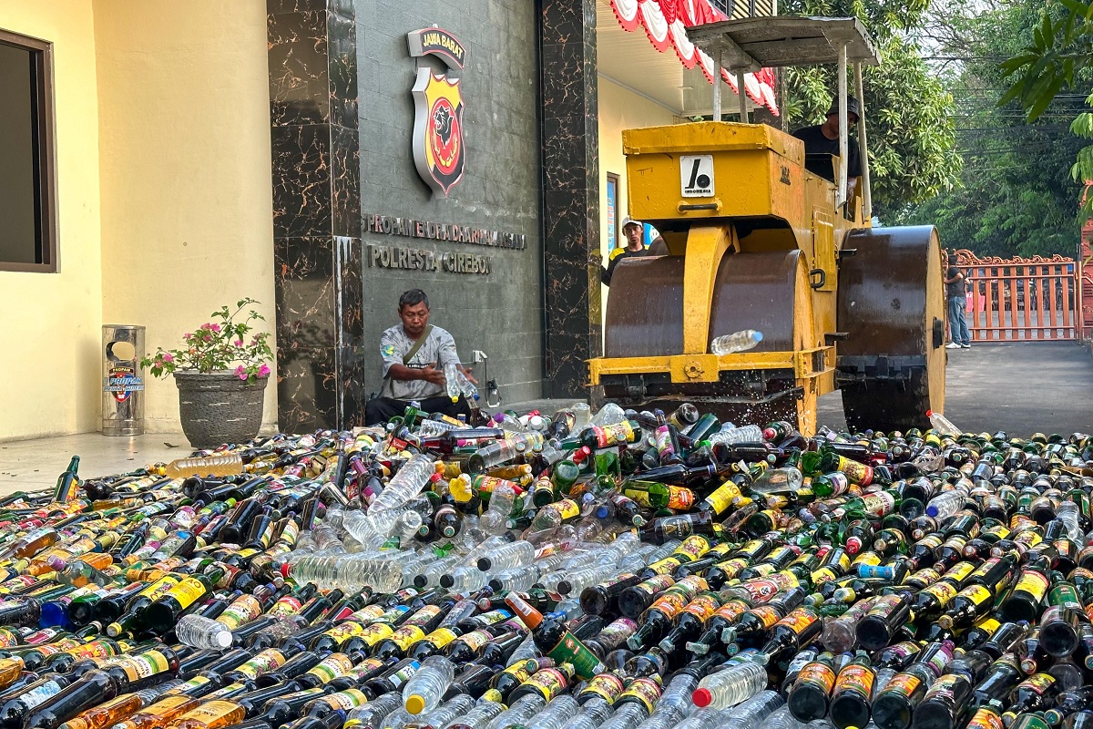 Ribuan Botol Miras Dimusnahkan, Hasil Operasi Gabungan Polresta Cirebon
