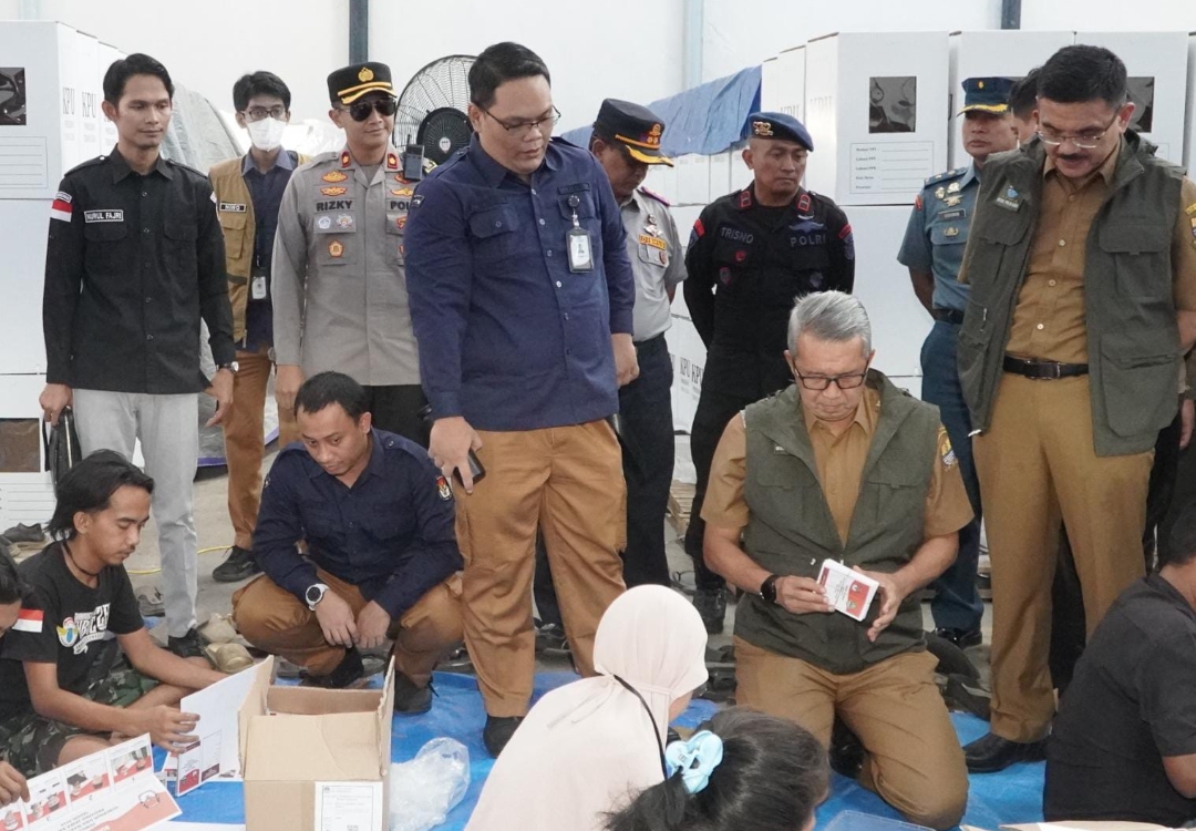 Tinjau Sortir dan Pelipatan Surat Suara, Pj Walikota Cirebon: Teliti dan Hati-hati Saat Melipat 