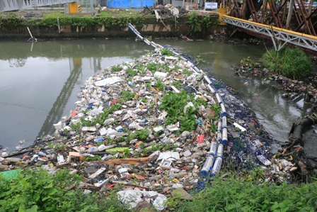 Jaring Sampah di Hilir Sukalila–Kalibaru Menggantung Nasib Sungai
