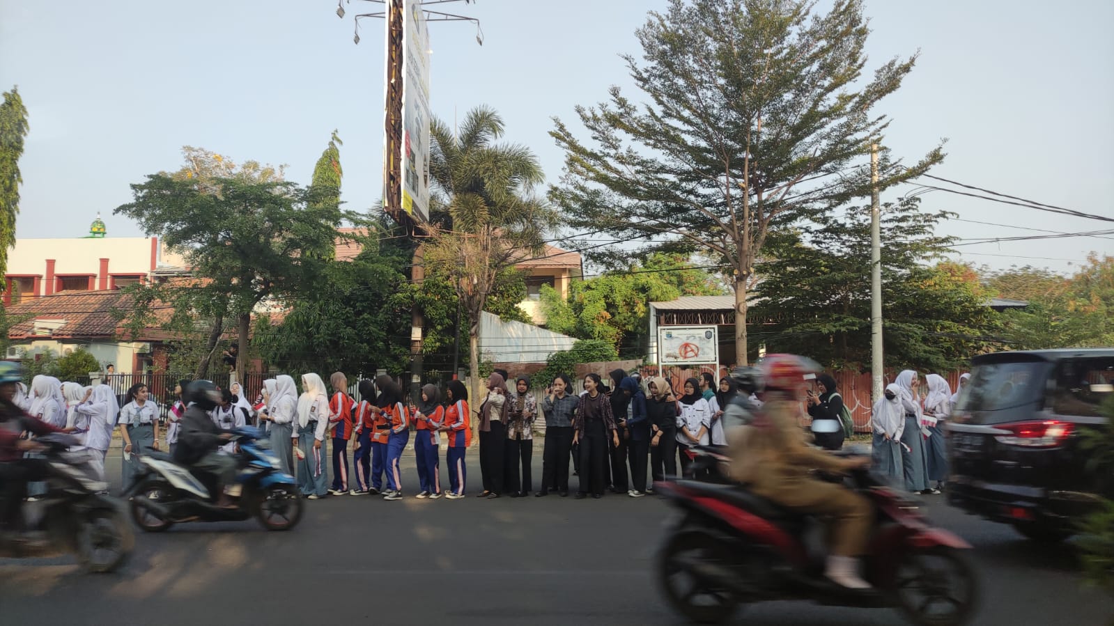 Pelajar di Cirebon Bersiap Menyambut Presiden Jokowi, Baris Rapih di Pinggir Jalan