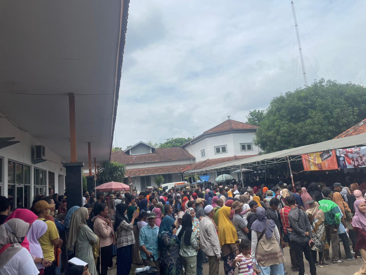 PADAT! Begini Suasana Pencairan Bansos di Kantor Pos Kota Cirebon, Cair Rp 1,2 Juta