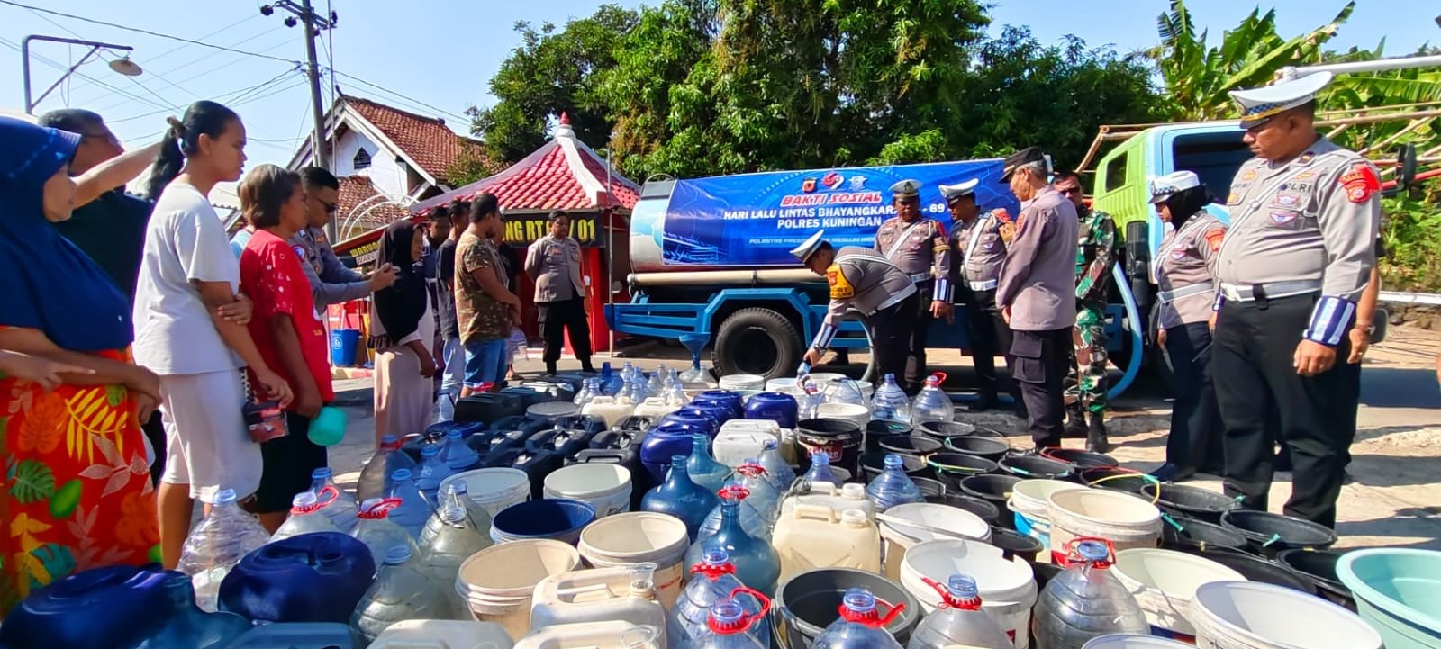 Terdampak Kekeringan, Polres Kuningan Kirim Bantuan Air Bersih di Pakembangan