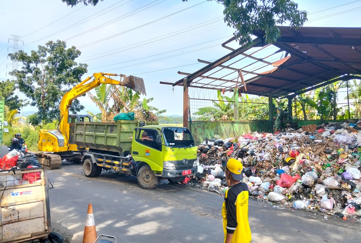 8 Armada Diterjunkan, Tumpukan Sampah di Desa Kecomberan Talun Akhirnya Teratasi
