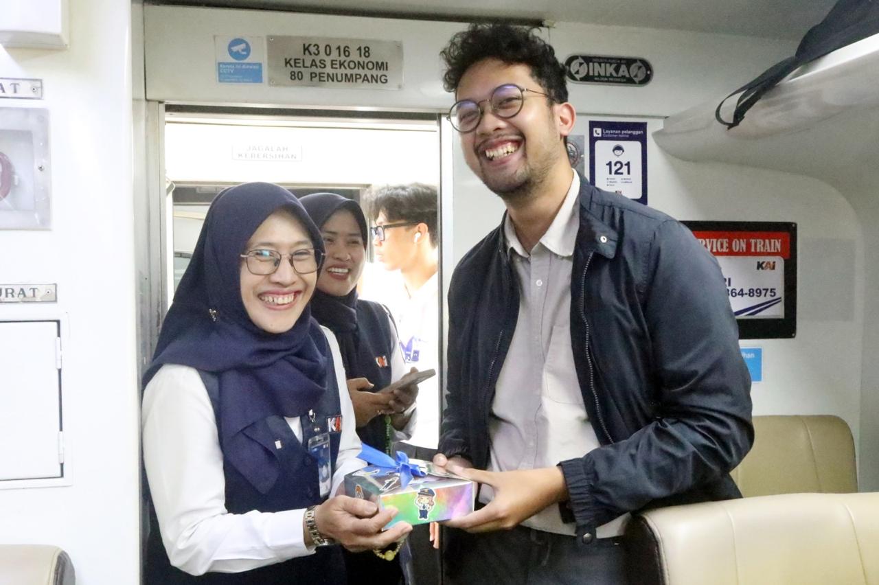 KAI Daop 3 Cirebon Apresiasi Pelanggan pada Peringatan Hari Pelanggan Nasional