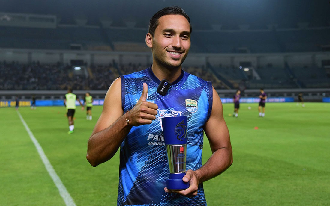 Baru Awal Musim, Ezra Walian Sudah Dapat Trofi Berkat Aksinya di Laga Persib vs Dewa United