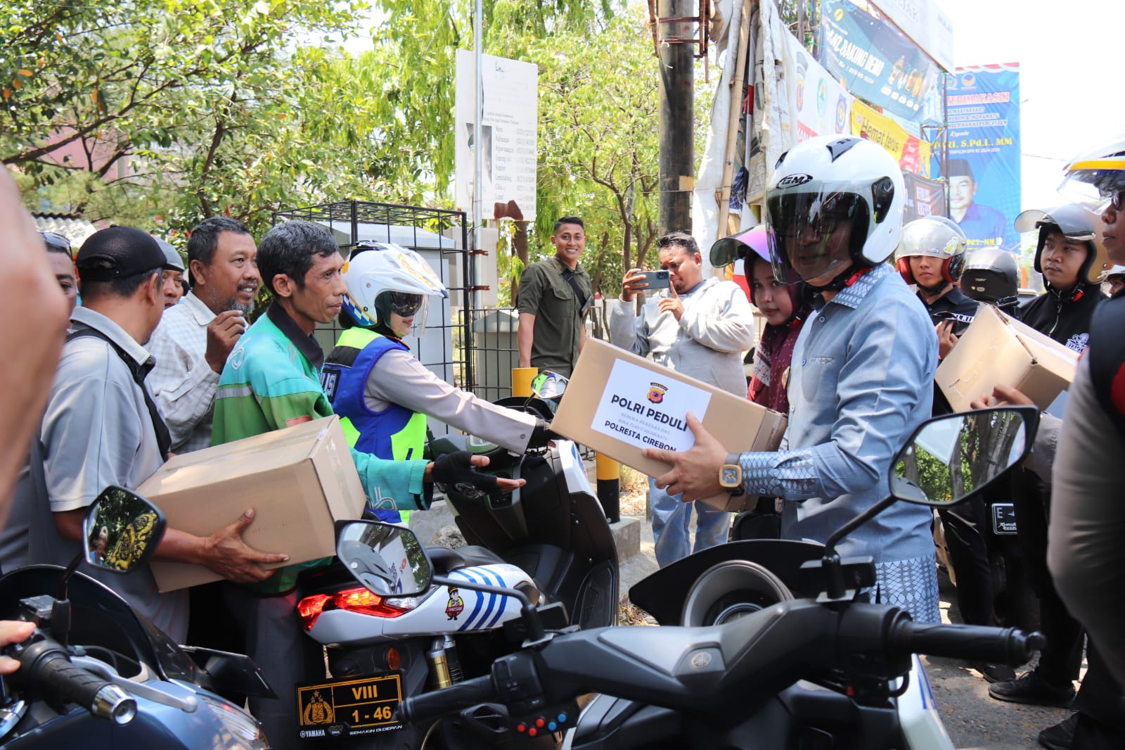 Forkopimda Kabupaten Cirebon Sebar Seribu Paket Sembako untuk Warga Tak Mampu