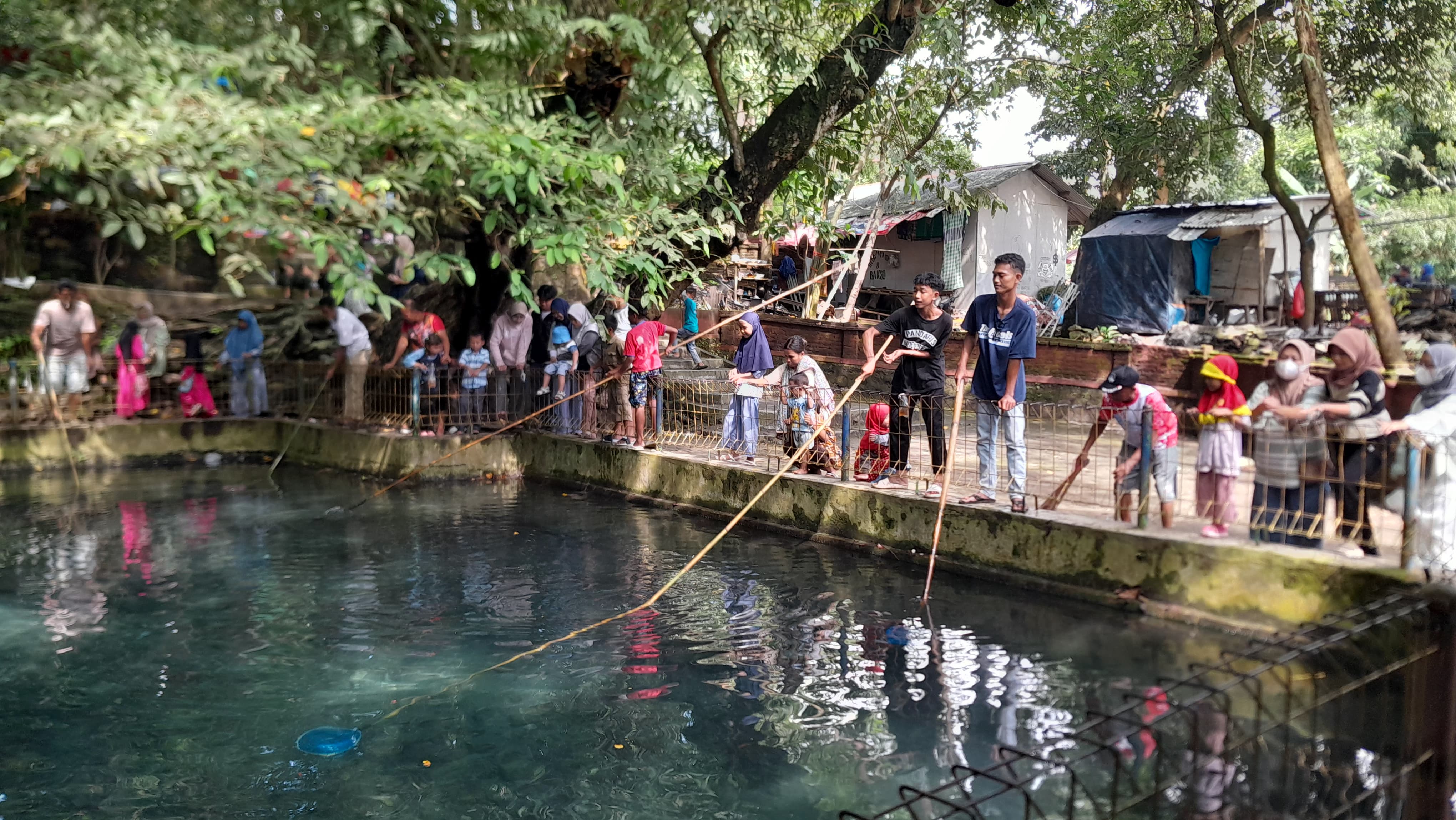 Menikmati Suasana Asri di Situs Pancuran Daris, Air Barokah hingga Lempar Koin ke Kolam