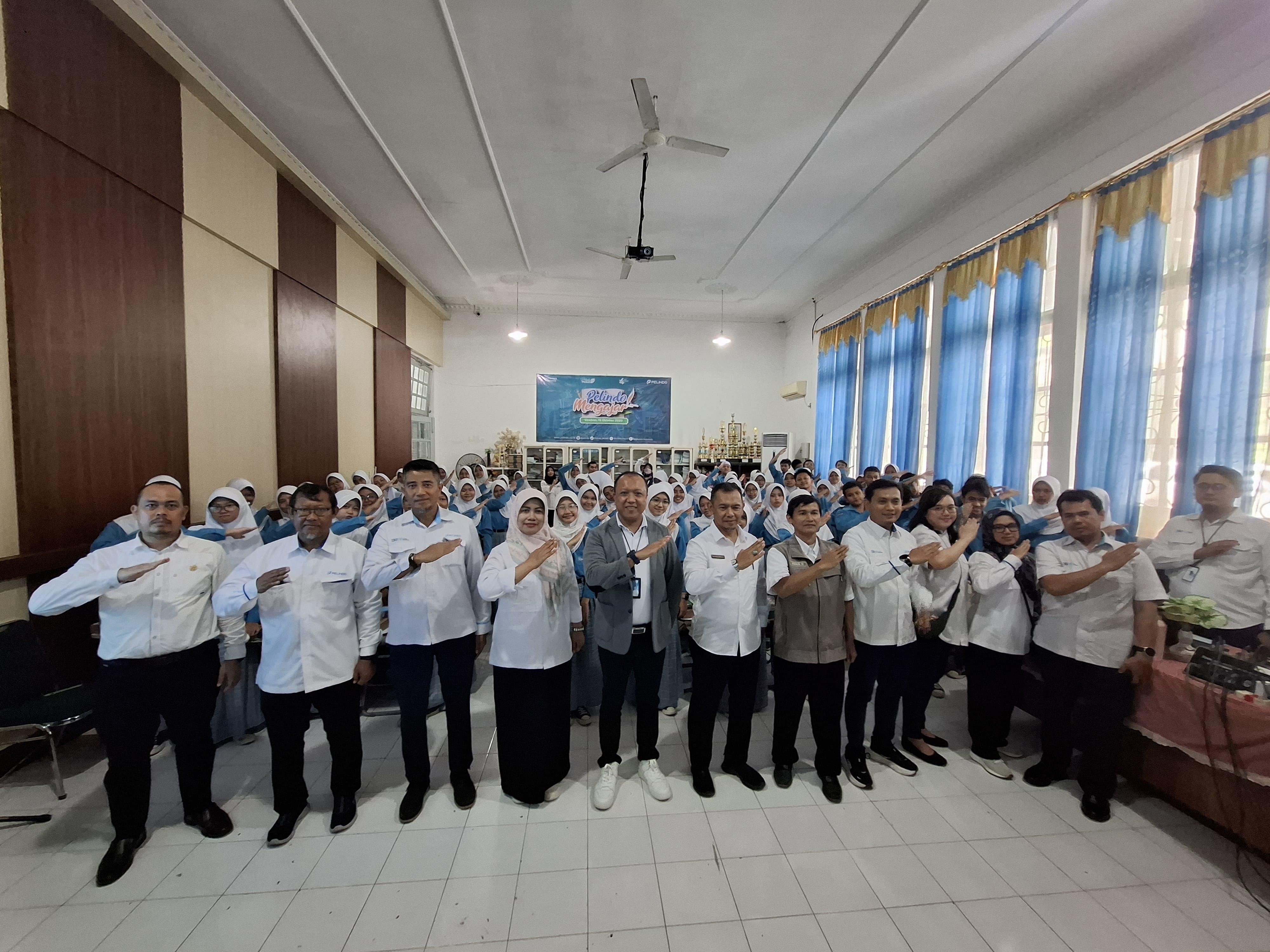 Pelindo Hadir di SMP Negeri 1 Kota Cirebon Dalam Program Pelindo Mengajar