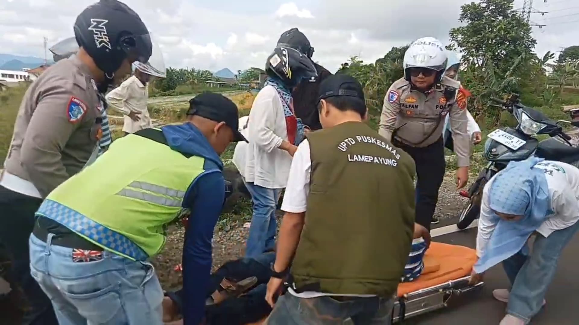 Tidak Fokus Berkendara, Wisatawan Kota Cirebon Alami Kecelakaan Tunggal di Jalan Baru Kuningan