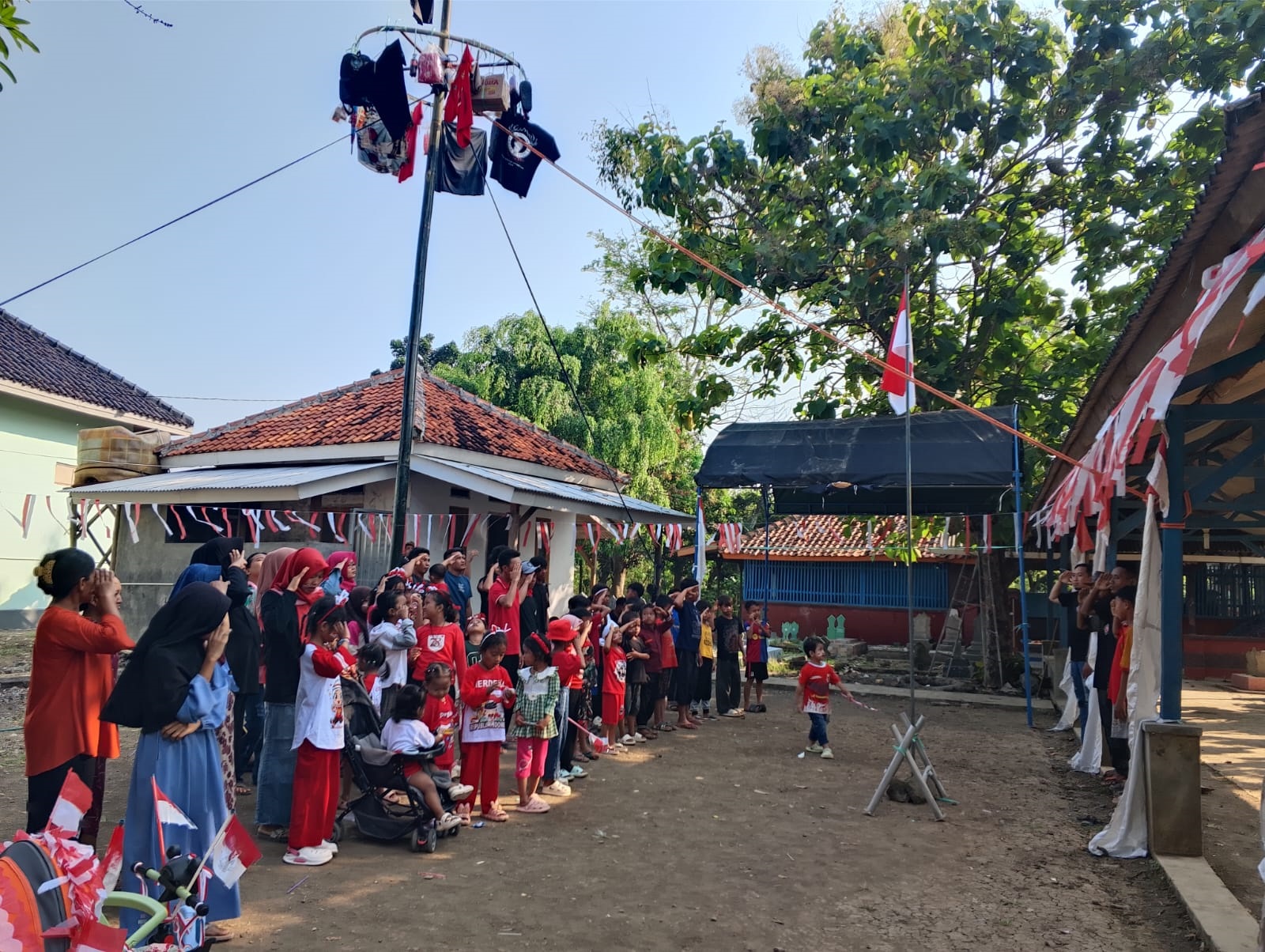 Patut Ditiru, Warga Blok Kemujing Indramayu Gelar Upacara Sebelum Lomba Dimulai