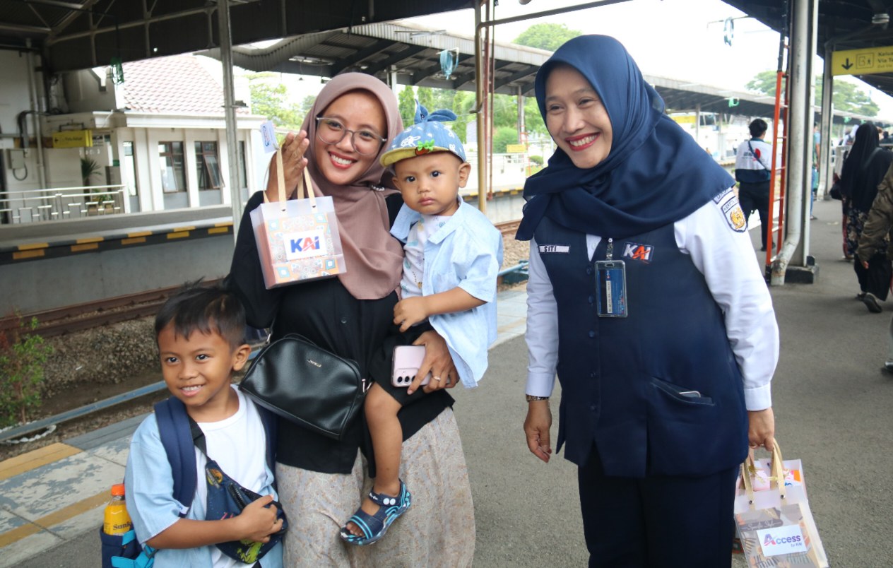 Rayakan Hari Ibu, PT KAI Daop 3 Cirebon Kasih Kejutan ke Pelanggan