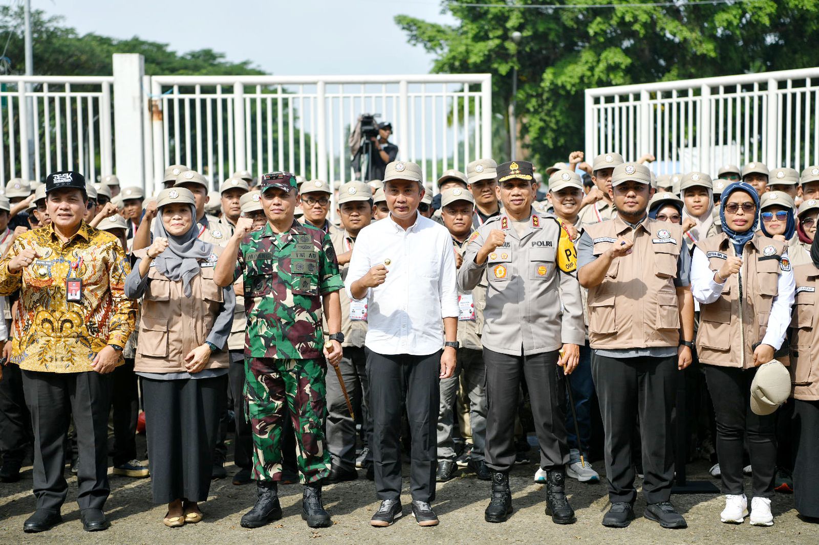 Kepada Ribuan Pengawas Pilkada, Bey Tekankan Tiga Hal Wujudkan Pilkada Damai dan Demokratis