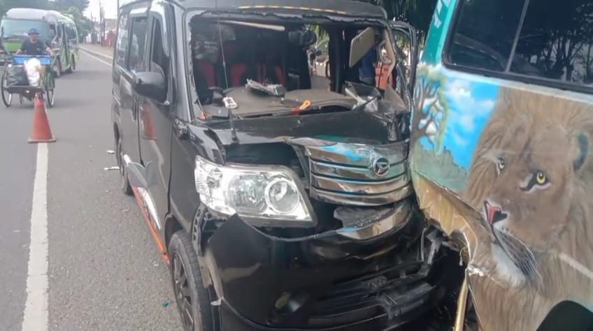 Minibus Tabrak Mobil Elf di Penggung Cirebon, Begini Kronologinya