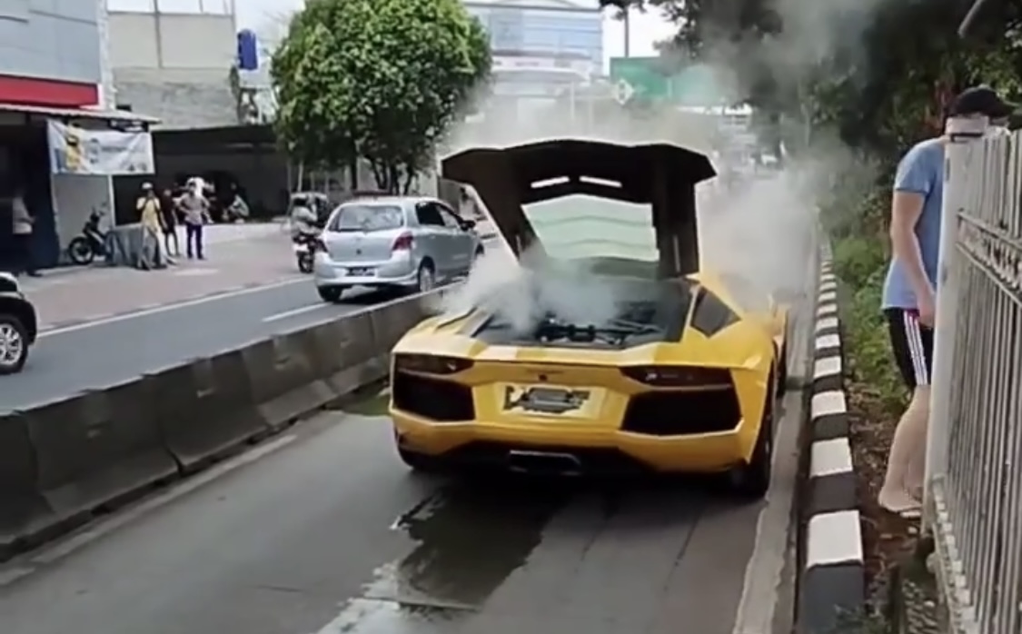 Ana-ana Bae Kah! Mogok Dijalur Transjakarta dan Sebabkan Macet, Lamborghini Kuning Ditilang Polisi 