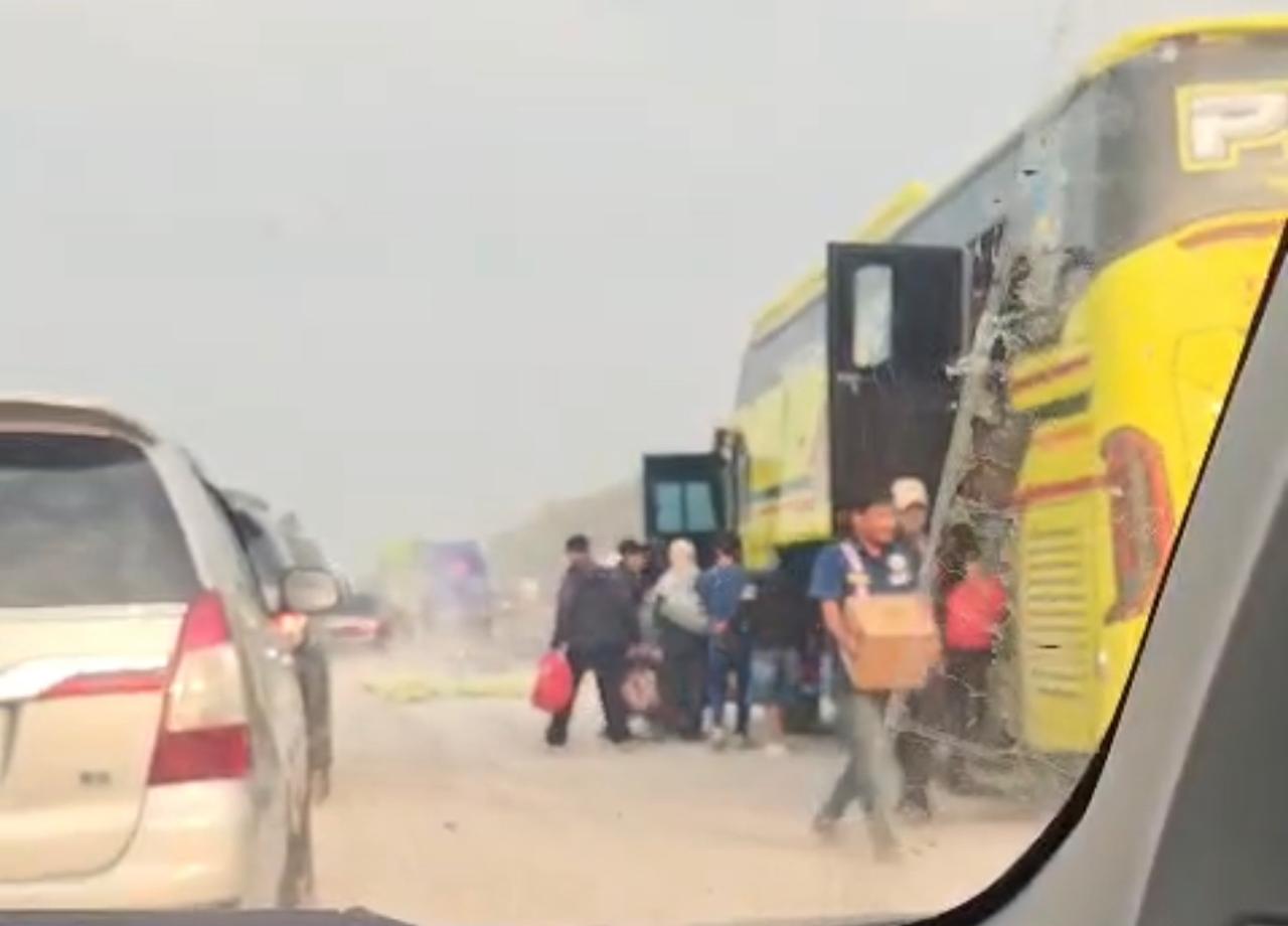 Kecelakaan di Tol Cipali KM 142 Hari ini, Libatkan Bus dan Truk Semen, 2 Orang Luka