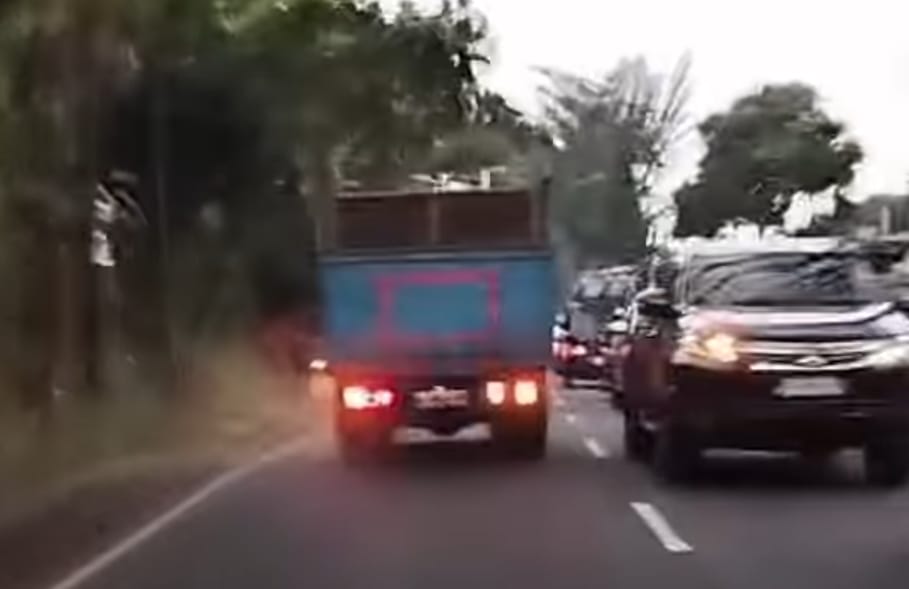 Detik-detik Truk Tabrak Minibus dan Warung di Cianjur, Diduga Akibat Rem Blong