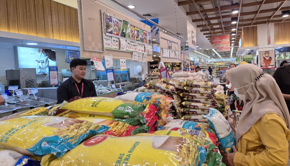 Sederet Merek Beras Premium Ditarik dari Display Retail Modern, Ada Apa?