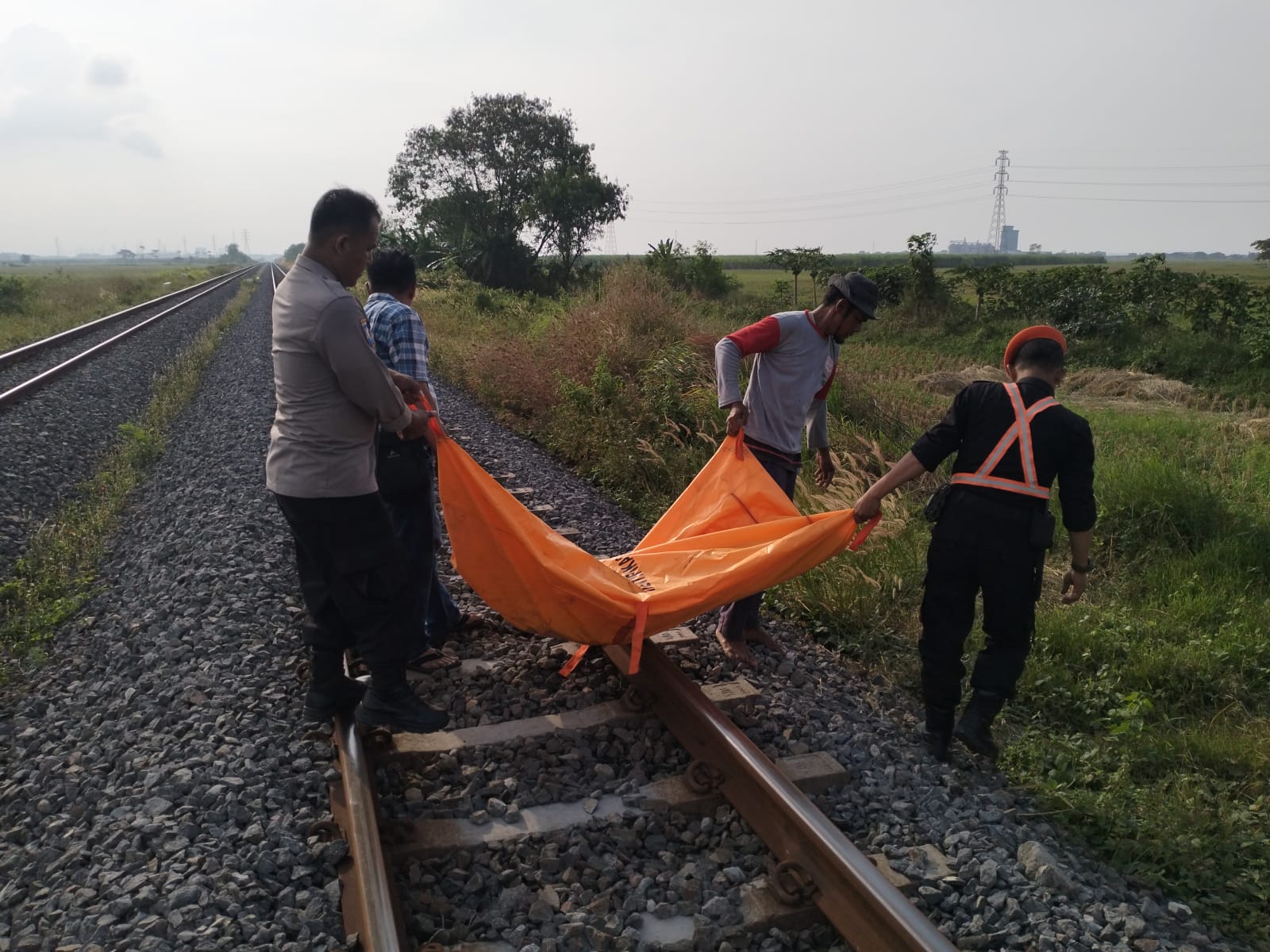 Pria Tanpa Identitas Tewas Tertemper Kereta Api di Desa Pangenan Cirebon