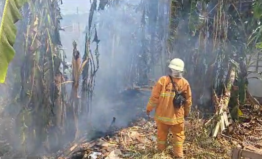 BREAKING NEWS: Kebakaran Lahan Kosong Terjadi Lagi, Kali Ini di Dekat Untag Cirebon, Gara-gara Sampah
