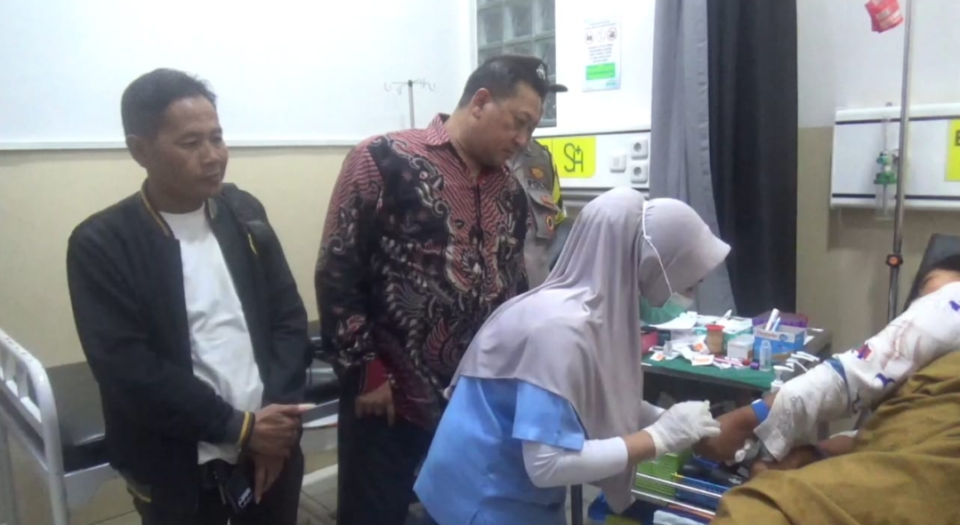 Kapolsek Gunung Jati Gercep Evakuasi Warga Hendak Melahirkan Ditempat Umum ke Rumah Sakit
