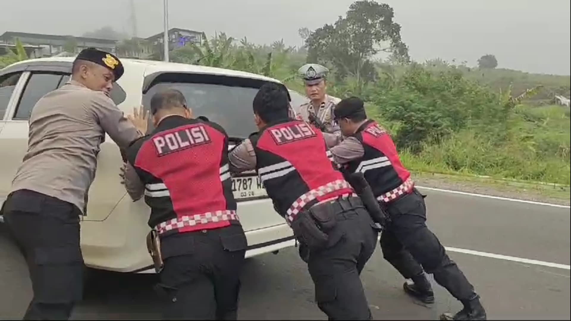 Banyak Mobil Wisatawan Selip Kopling, Polisi Sigap Dorong Mobil Mogok