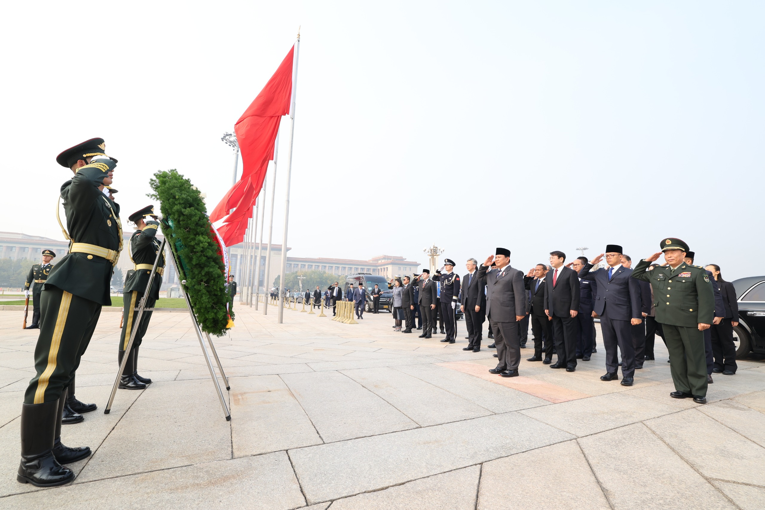 Hormati Pahlawan, Prabowo Letakkan Bunga di Monumen Pahlawan Rakyat Tiananmen