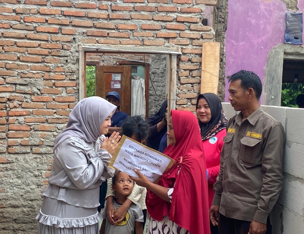 Viral di Media Sosial, Rumah Dua Janda di Cirebon Ambruk dan Disambangi Wawalkot