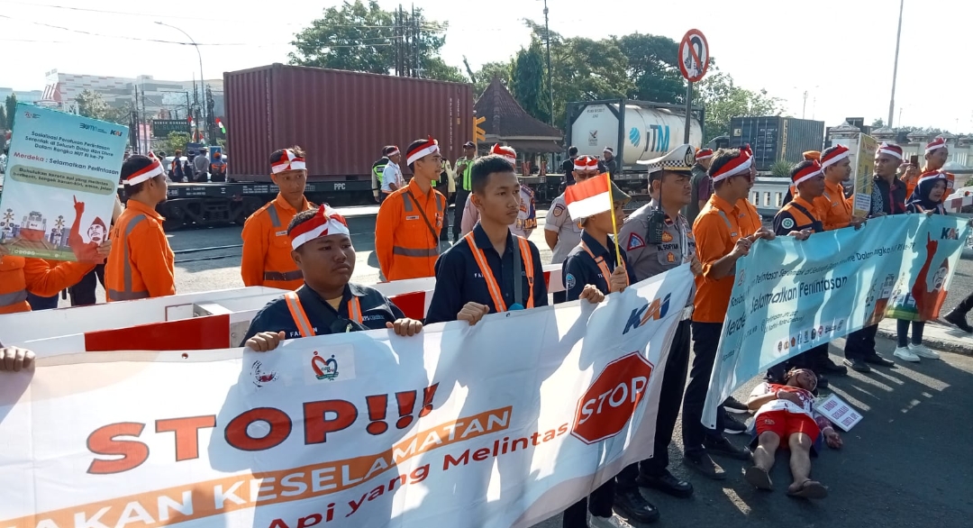 HUT RI ke-79: KAI dan 790 Pecinta Kereta Api Gelorakan Semangat Selamat di Perlintasan 