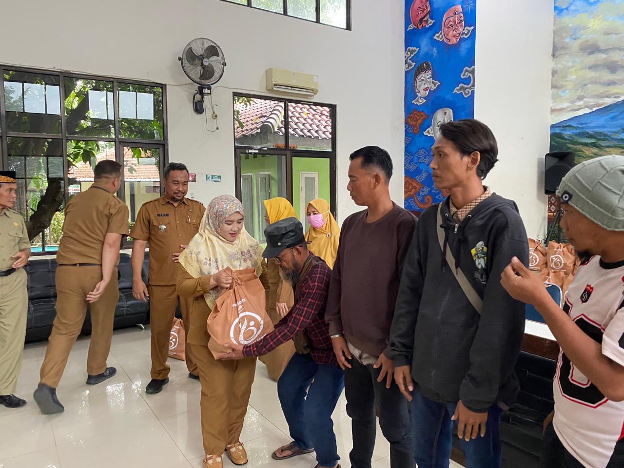 Wakil Walikota Serahkan Bantuan Korban Bencana Aceh 