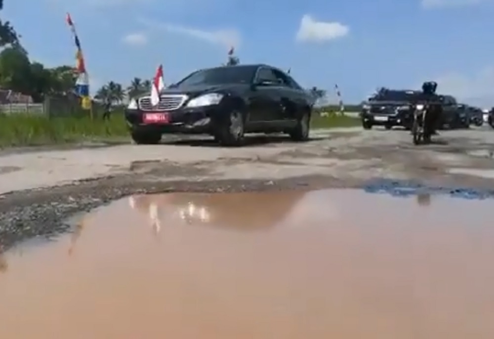  Saat Mobil Presiden Jokowi Mercedes Benz S600 Jajal Jalan Rusak di Lampung