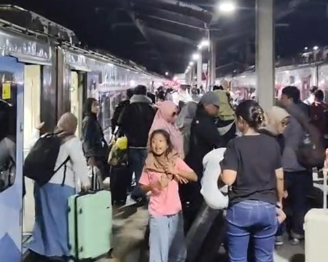 Hebat! PT KAI Daop 3 Cirebon Operasikan 3.762 Kereta Api Selama Lebaran Tanpa Insiden