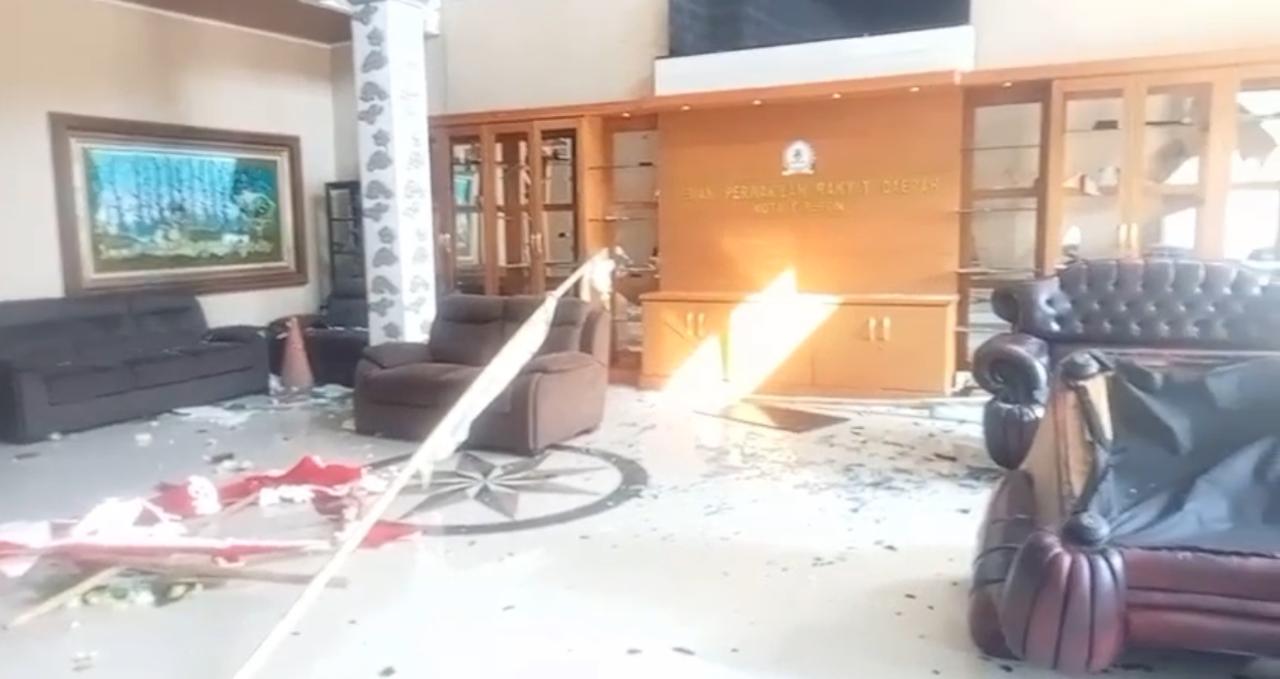 UPDATE! Demo di Kota Cirebon Hari Ini 30 Agustus 2025, Massa Rusak Fasilitas Gedung DPRD