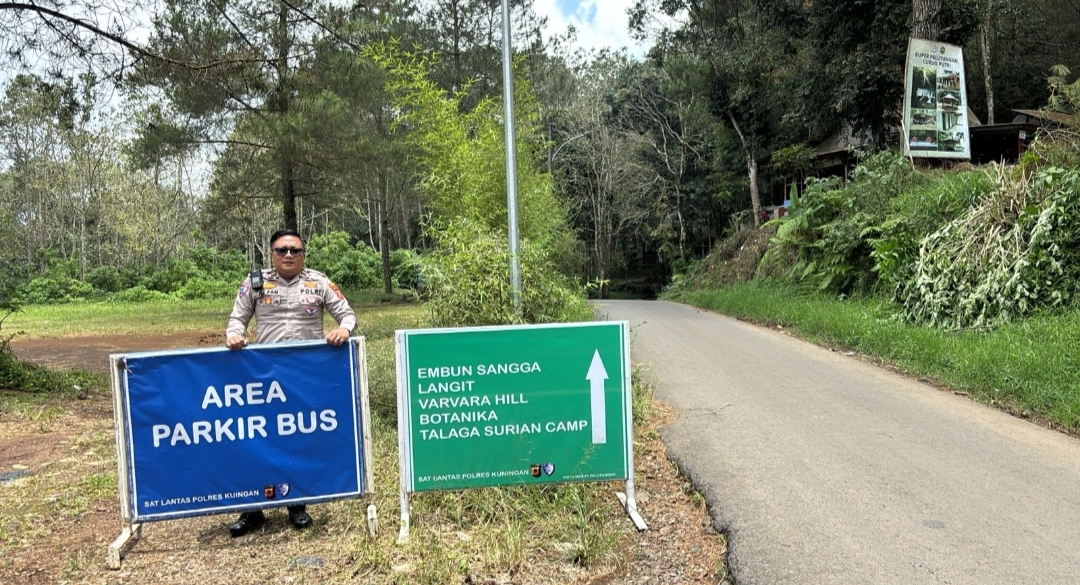 Satlantas Polres Kuningan Pasang 57 Water Barrier dan 92 Rambu di Titik Rawan Kecelakaan