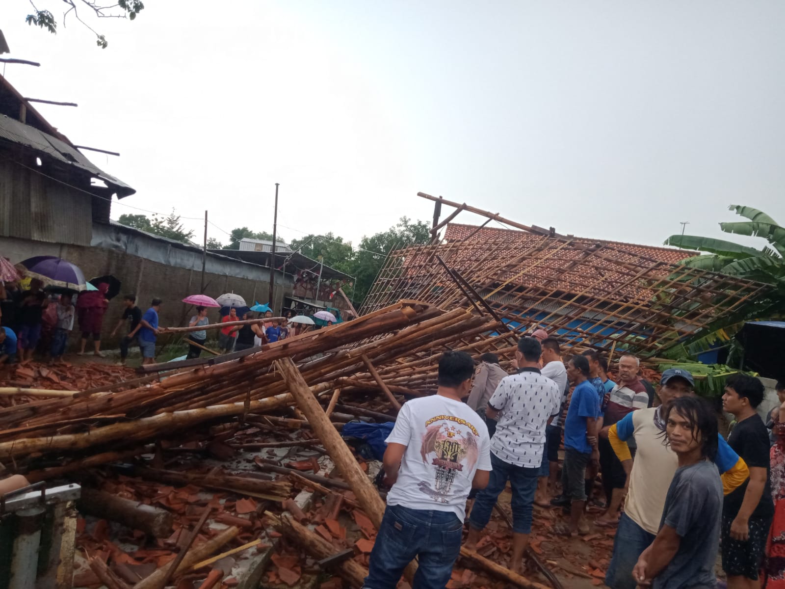 Sedang Berteduh, Kurir Paket Tewas Tertimpa Bangunan di Kragilan Plumbon Cirebon