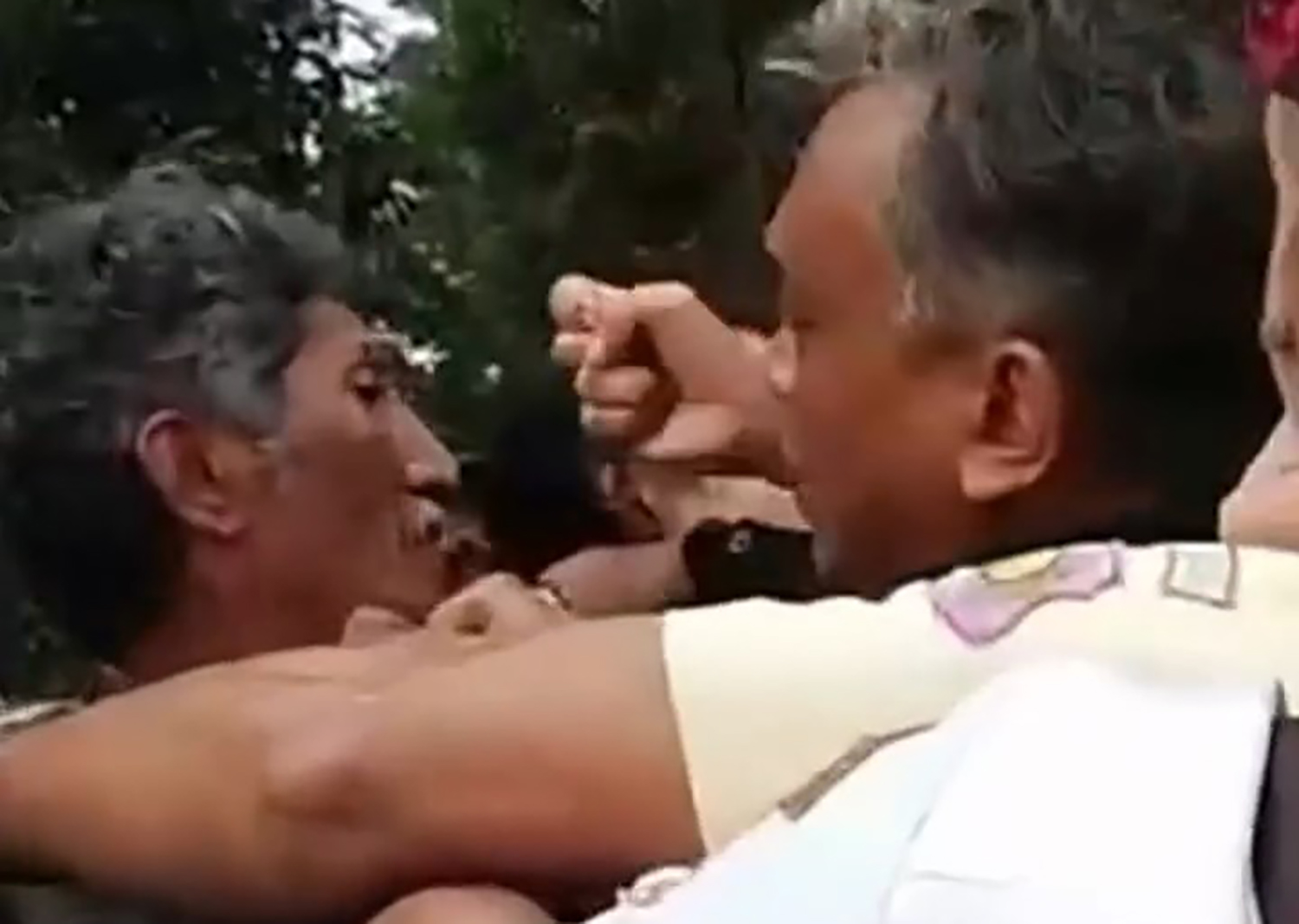 Tidak Terima Disebut 'Maling', Pentolan LSM Akar Bersitegang dengan Kelompok Massa