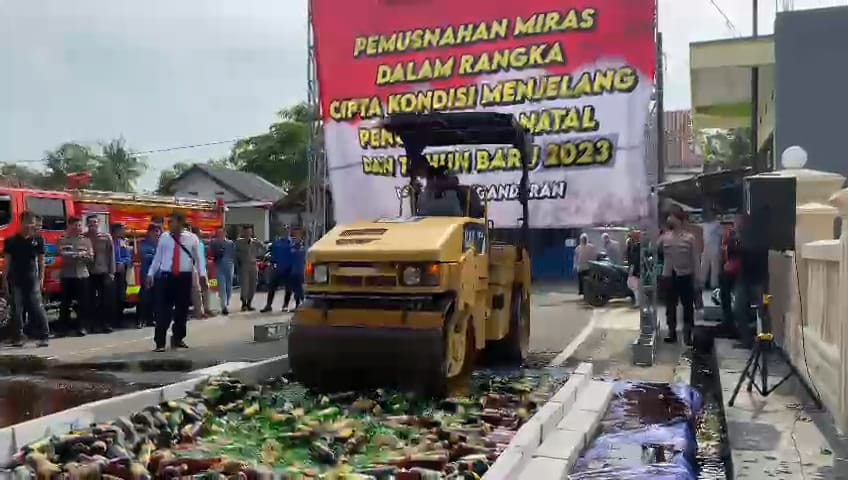 Polres Pangandaran Musnahkan Ribuan Botol Miras Jelang Nataru 