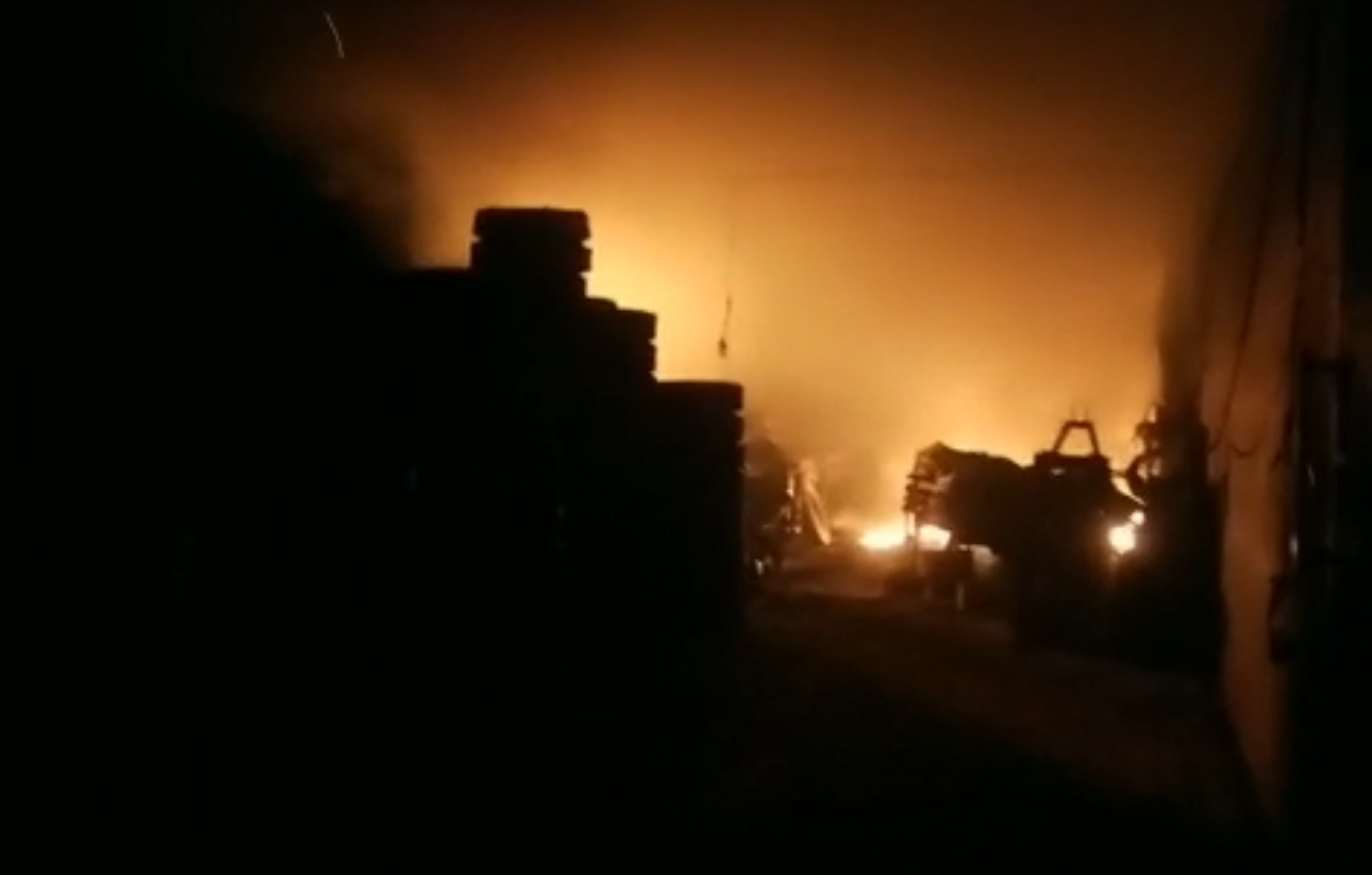 Gudang Kayu dan Toko Ban Kebakaran di Astanajapura Cirebon, Pemilik Sedang Umrah