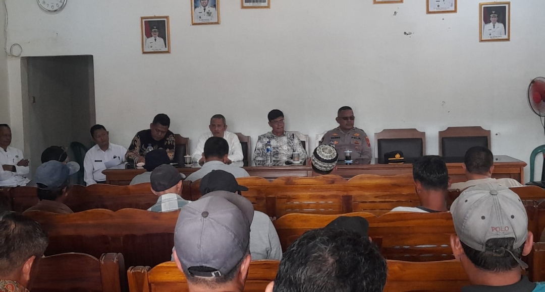Tuntut Transparansi, Warga Cipanas Dukupuntang Grudug Balai Desa