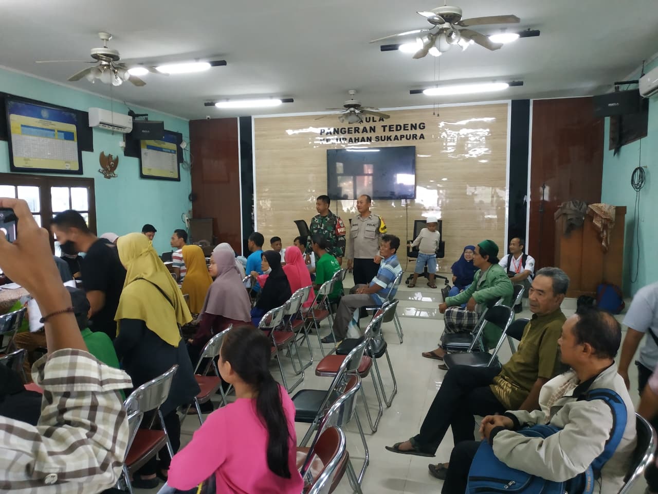 Babinsa dan Bhabinkamtibmas Sukapura Pantau Penyaluran Kartu ATM PKH dan Sembako