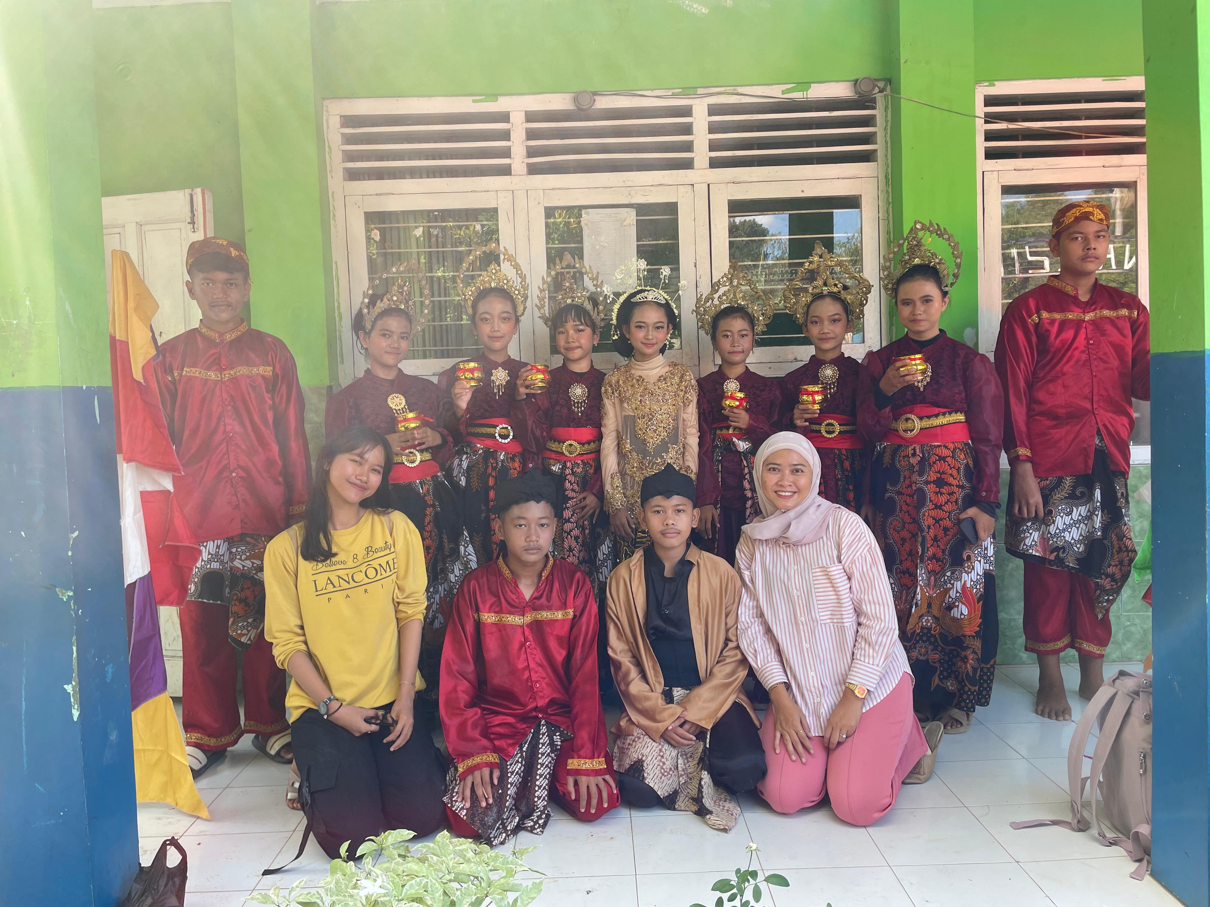 Asah Kreativitas Siswa, Mahasiswa IPB Cirebon Beri Pelatihan Tari Tradisional