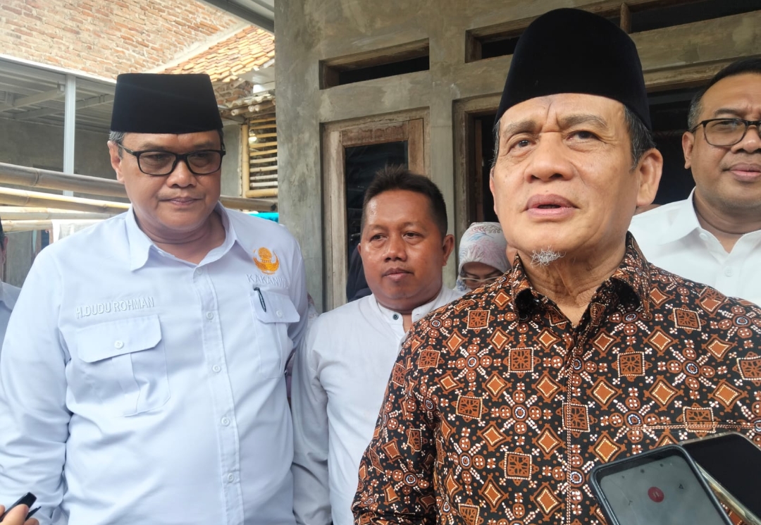 Wamenag Terenyuh Saat Kunjungi Rumah Guru Honorer Berpenghasilan Rp280 Ribu di Cirebon 