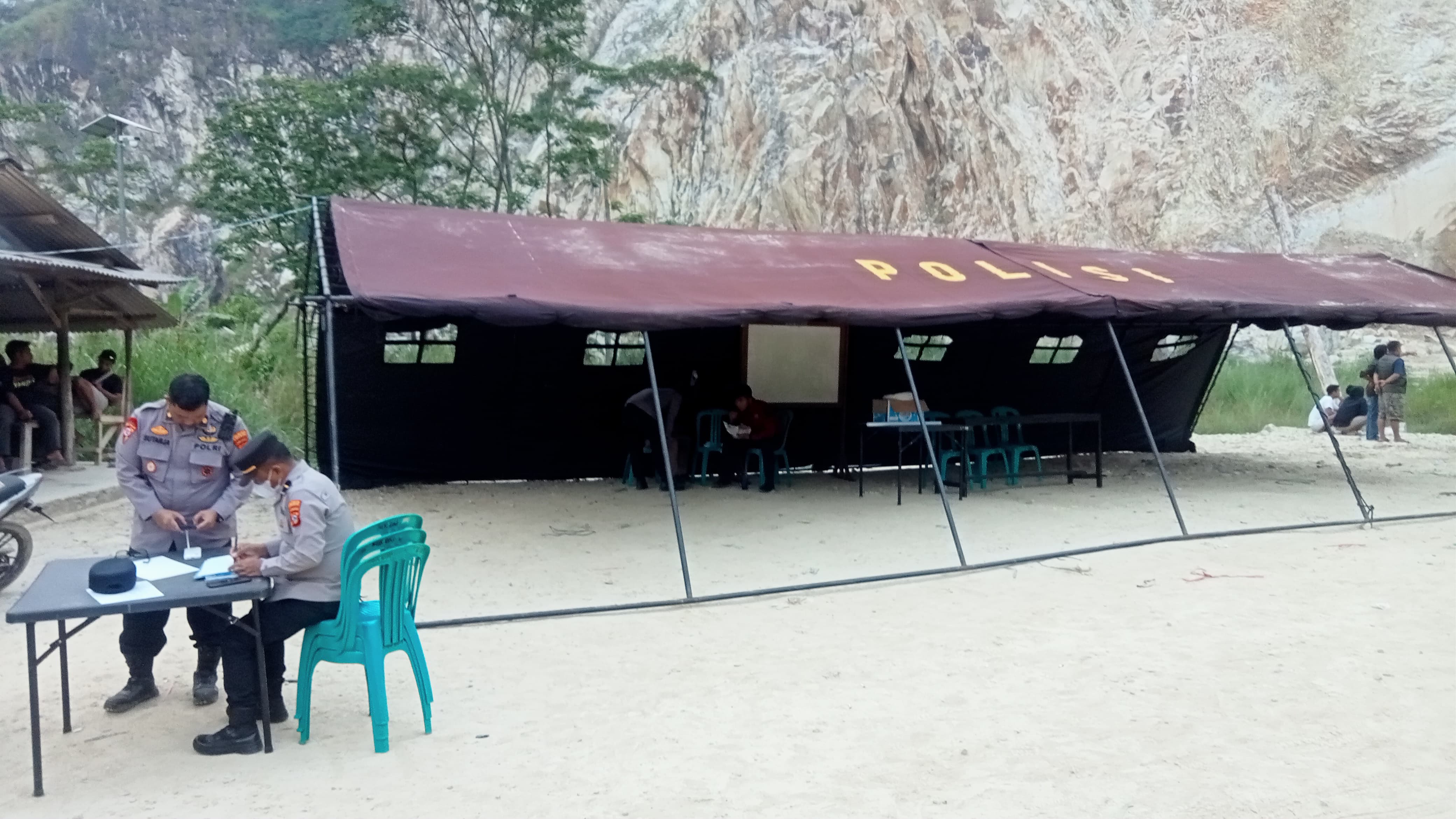 Pagi Ini, Petugas Gabungan Kembali Melakukan Pencarian dan Evakuasi Korban Longsor di Gunung Kuda