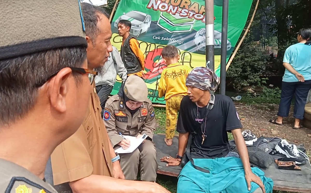 Saat Lapak PKL Dibongkar, Sulaiman Tetap Menjahit Sepatu Demi Keluarga