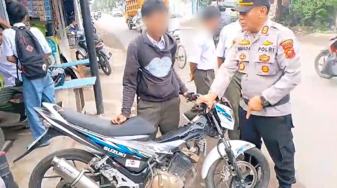 Dianggap Ganggu Ketertiban Umum, Polsek Lemahabang Razia Knalpot Bising