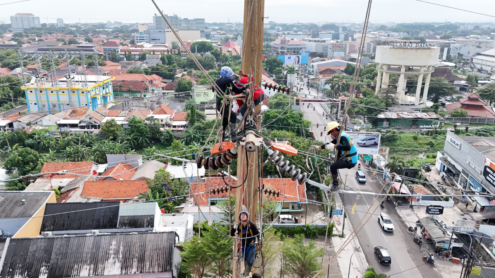 Jelang Siaga Natal dan Tahun Baru, PLN UPT Cirebon Lakukan Penggantian Peralatan di 85 Tower Transmisi