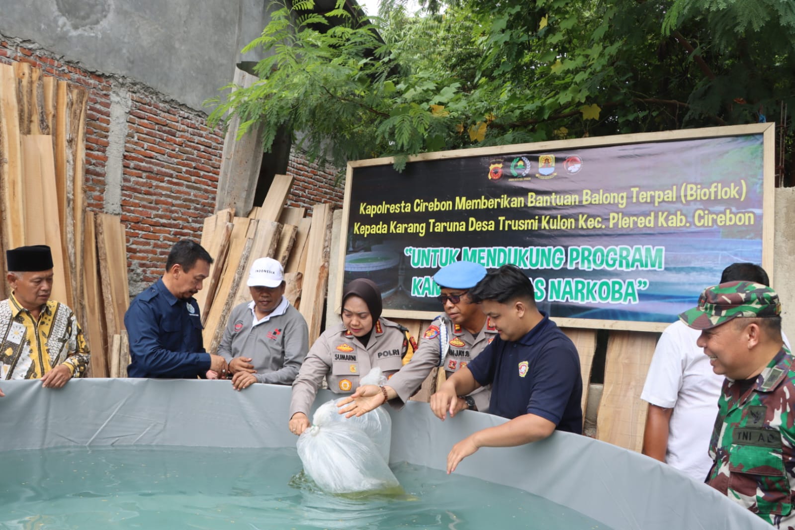 Polresta Cirebon Bagikan Bibit Cabai, Ikan, dan Bioflok di Desa Trusmi Kulon