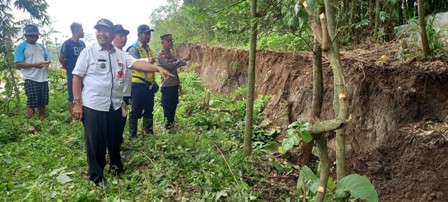 Ngeri! Rumah Warga Retak-retak dan Miring, Akibat Tanggul Sungai Cimanuk Ambles 